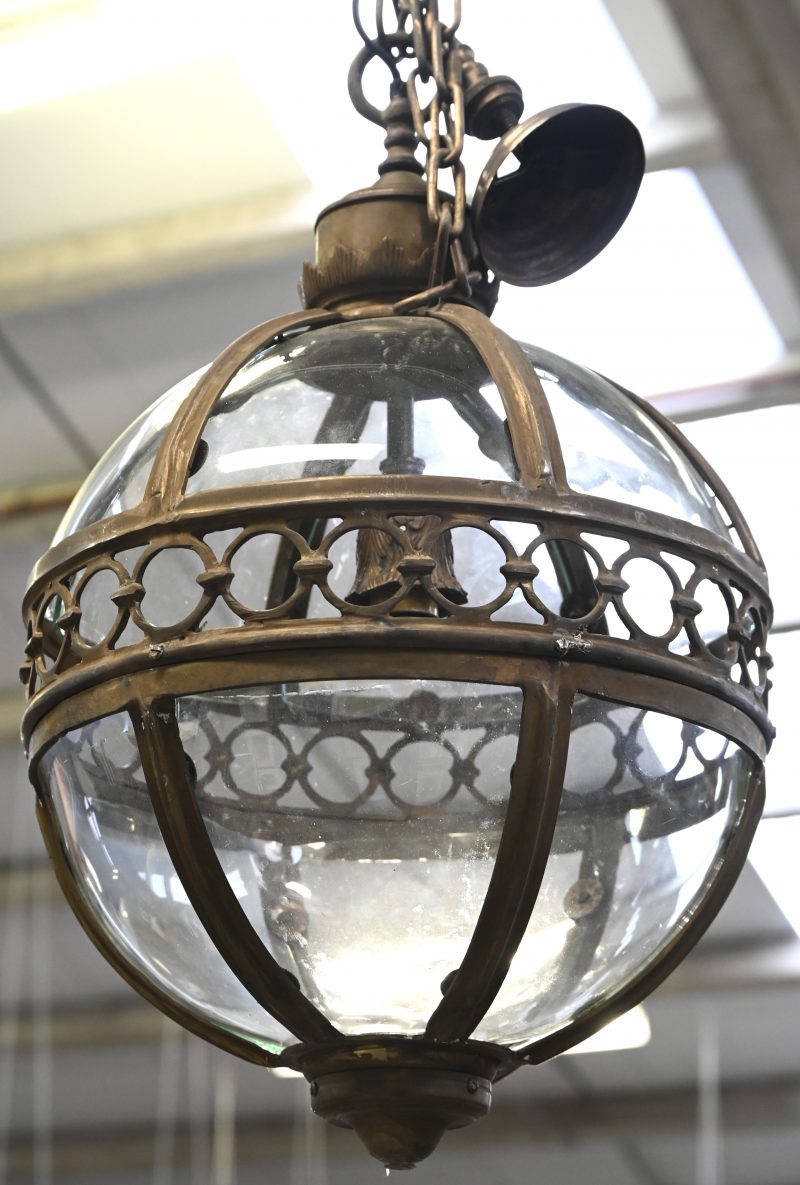 Een ronde lantaarn in Victoriaanse stijl.