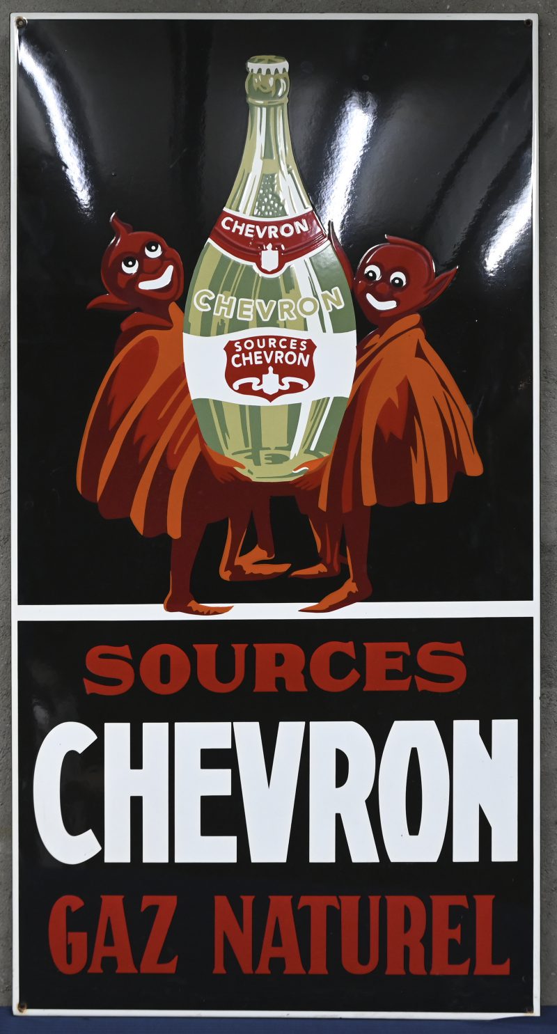 Een emaillen reclamebord “Chevron”.