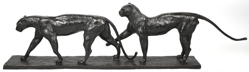 Een bronzen beeld van twee panters.