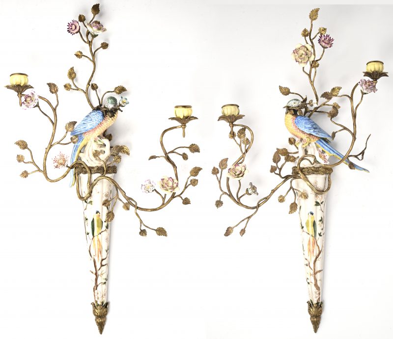 Paar wandkandelaars versierd met porseleinen papegaaien naar de barok.