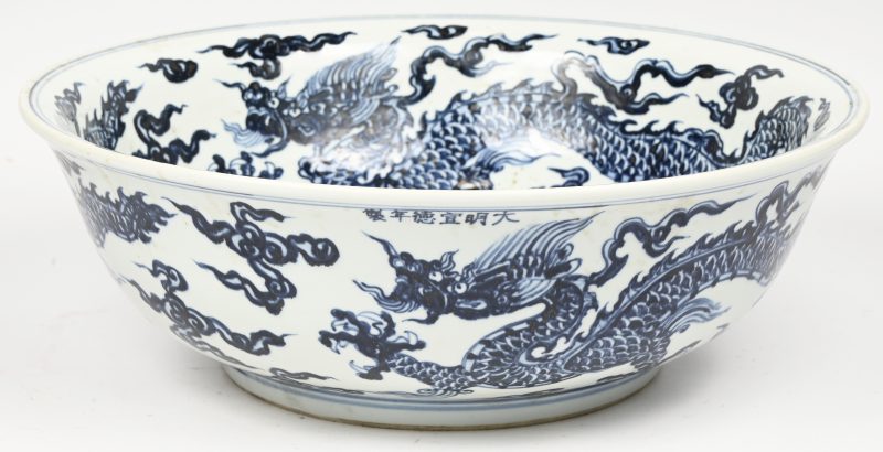 Schaal van Chinees porselein met een blauw en wit decor van draken.