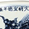 Schaal van Chinees porselein met een blauw en wit decor van draken.