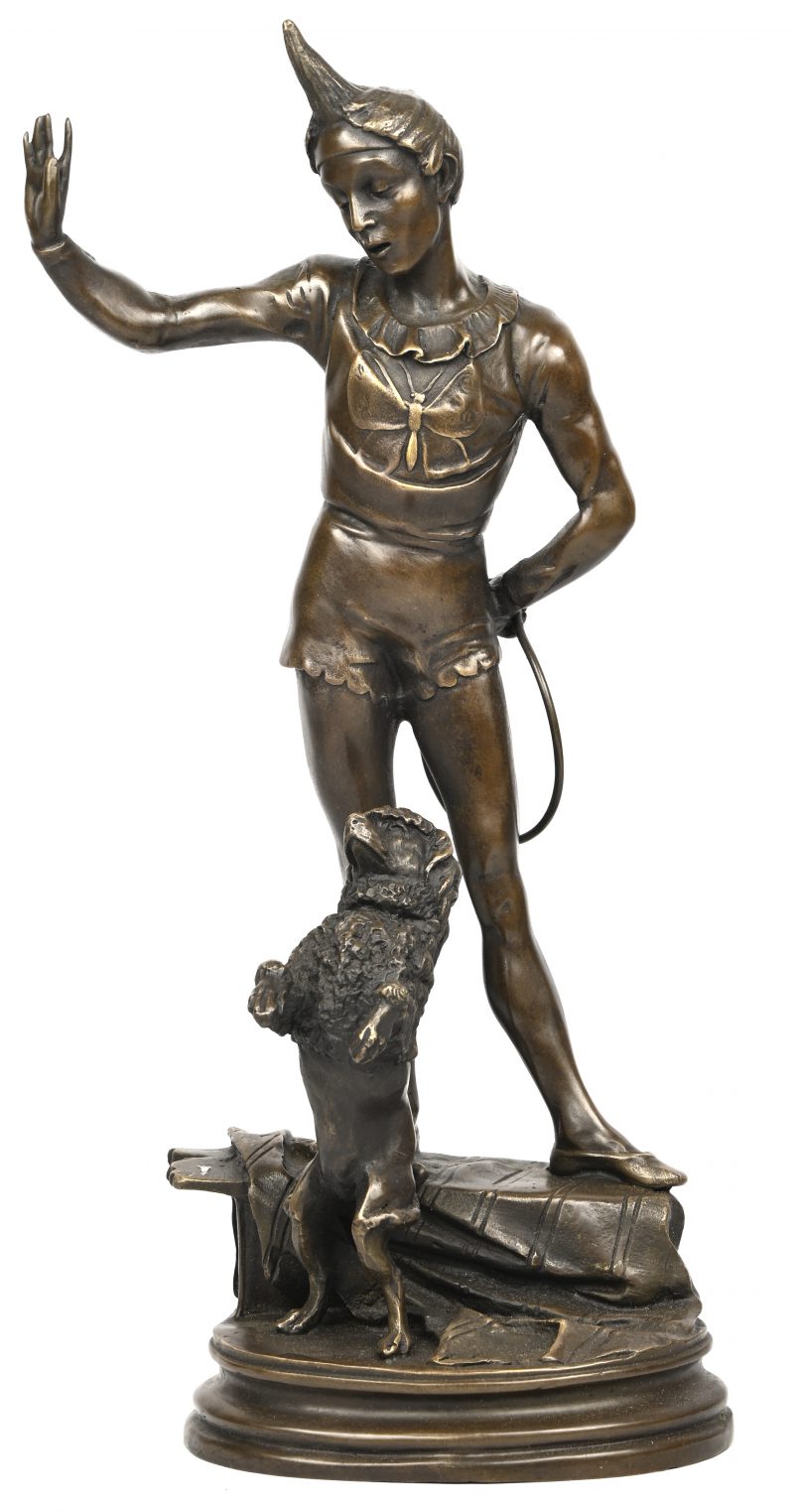 Een bronzen Pierrot met poedel.