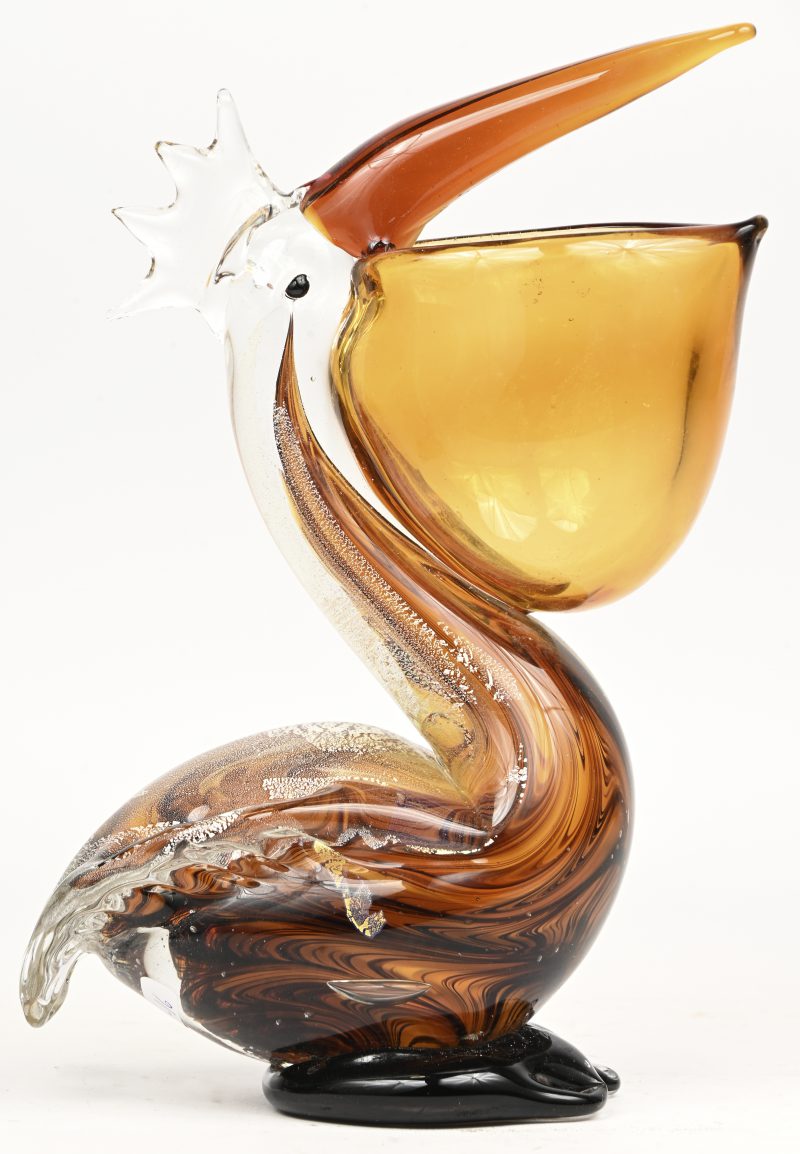 Een glazen vaas in de vorm van een pelikaan.