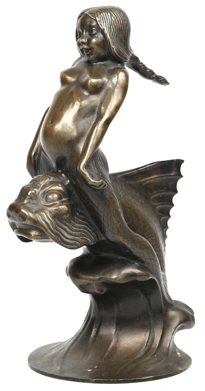 Een bronzen beeld van een meisje op een vis.