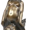 Een bronzen beeld van een meisje op een vis.