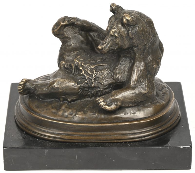 Een bronzen beeld van een beer op een marmeren voet.