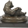Een bronzen beeld van een beer op een marmeren voet.
