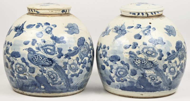 Een paar gemberpotten van Chinees porselein met blauw en wit bloemendecor.