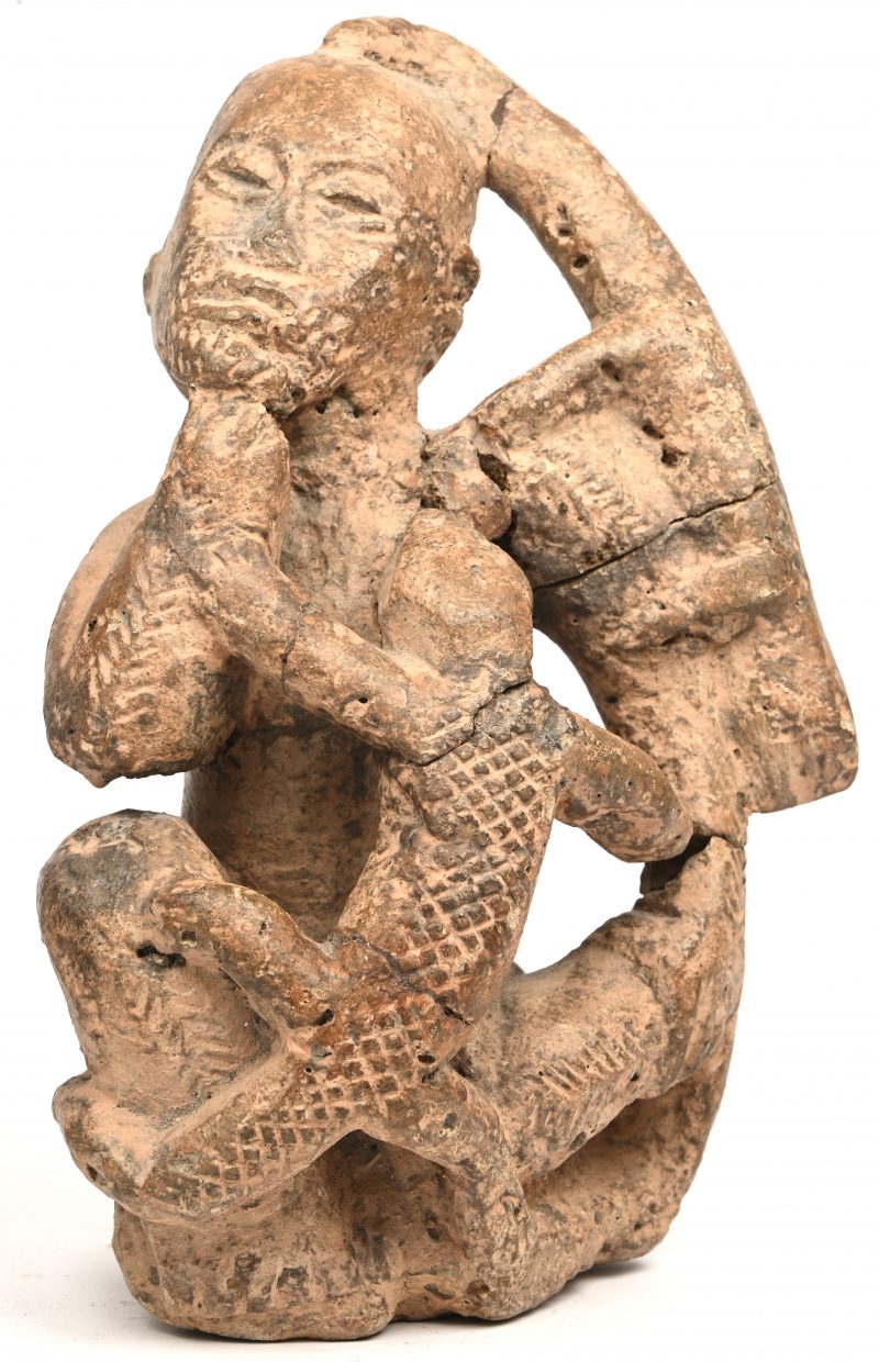 Stenen beeld van personage met een krokodil en een luipaard. Mintadi, Congo.