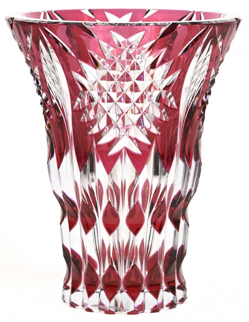 Een grote vaas van geslepen kristal, in de massa rood gekleurd. Onderaan gemerkt en “M”.