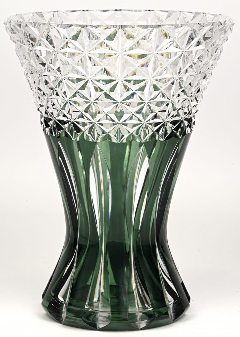 Een grote vaas “Teniers” van geslepen kristal, in de massa groen gekleurd. Onderaan gemerkt en “PU”.