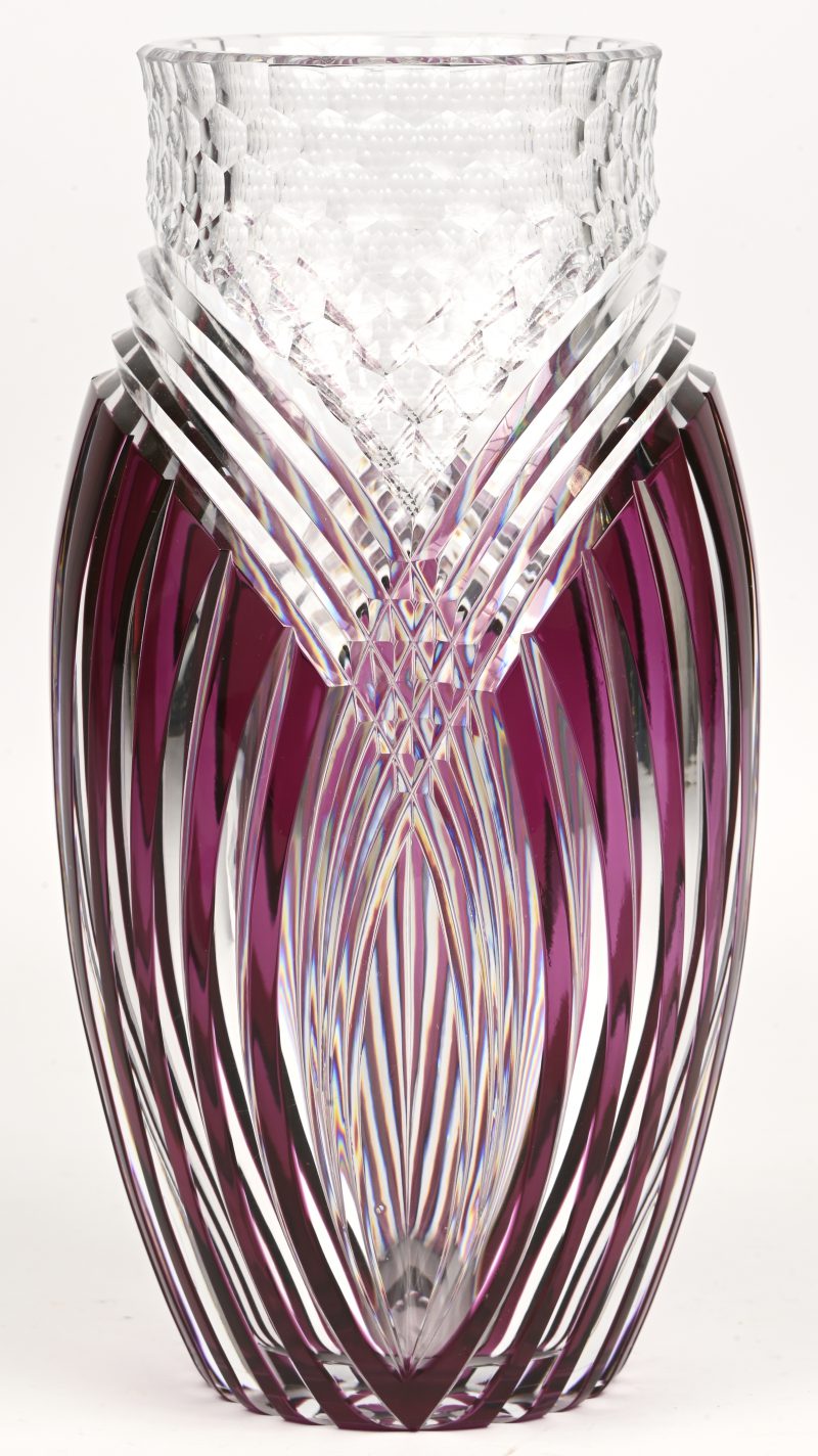 Een eironde vaas “Saurat” van geslepen kristal, in de massa paars gekleurd. Catalogus 1926. Zonder merk.