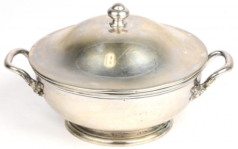 Een zilveren bonbonnière, Delheid frères, A800. 570 gram.