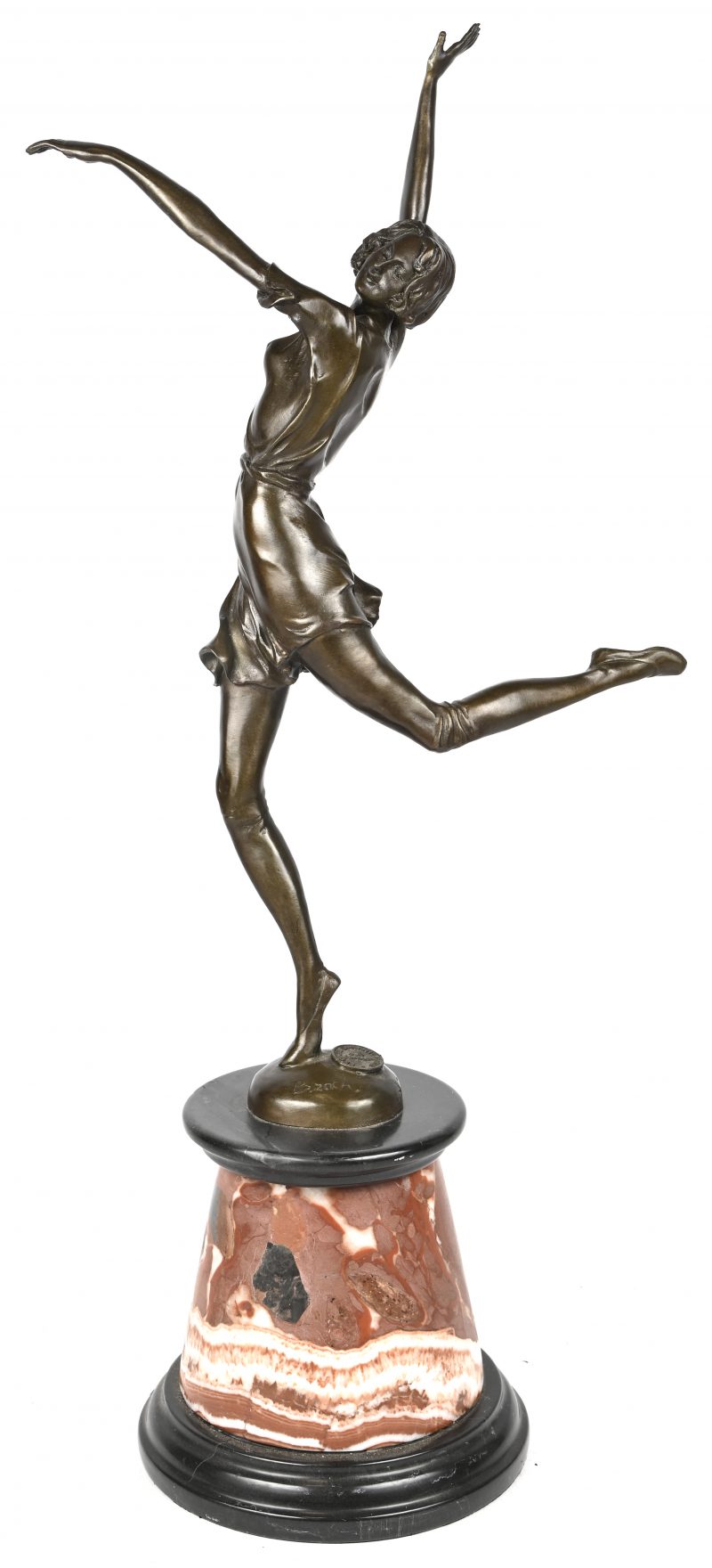 Een bronzen beeld op marmeren voetstuk naar werk van Zach.