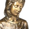 “Meisje met bloemen”. Een gepatineerd bronzen beeld. Gemerkt ‘Biondan’.