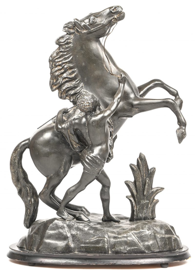 “De paardenmenner”. Een beeld van kunstbrons naar “Les chevaux de Marly” van Coustou.
