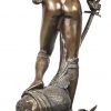 “De overwinnaar”. Een bronzen beeld op een sokkel van twee soorten marmer.