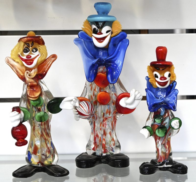 Een lot van 3 vintage Murano clowns met diverse kleuren in de massa.