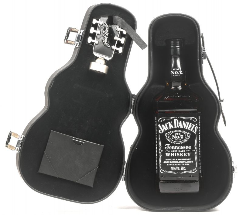 “Jack Daniels No7 Guitar Case Edition”. Een Tennessee Whiskey, 700 ml, met gitaarkistje en bottle stopper.