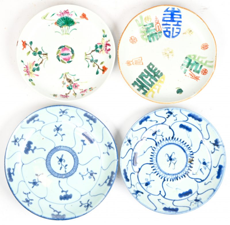 Een lot van vier Chinees porseleinen borden, waarvan 2 polychroom, de andere blauw-wit. Vermoedelijk 19de eeuws.
