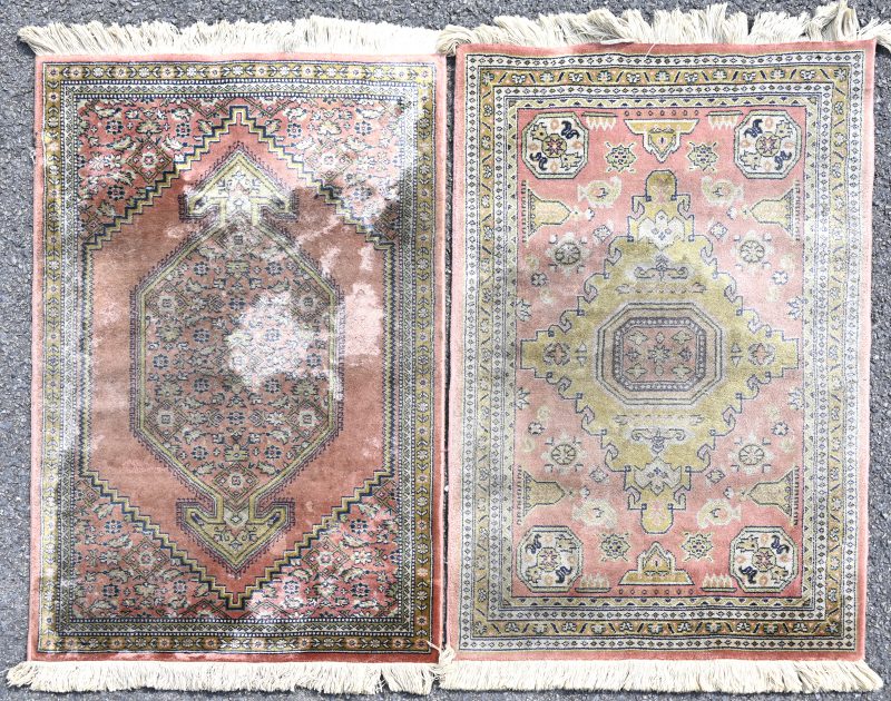 Twee kleine handgeknoopte karpetjes van zijde en wol.