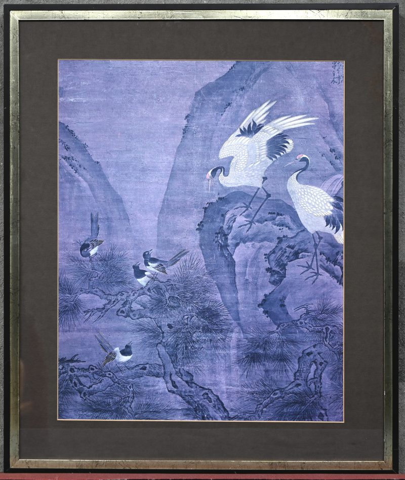 Een reproductie van een oude Japanse prent met eksters en kraanvogels in een landschap.