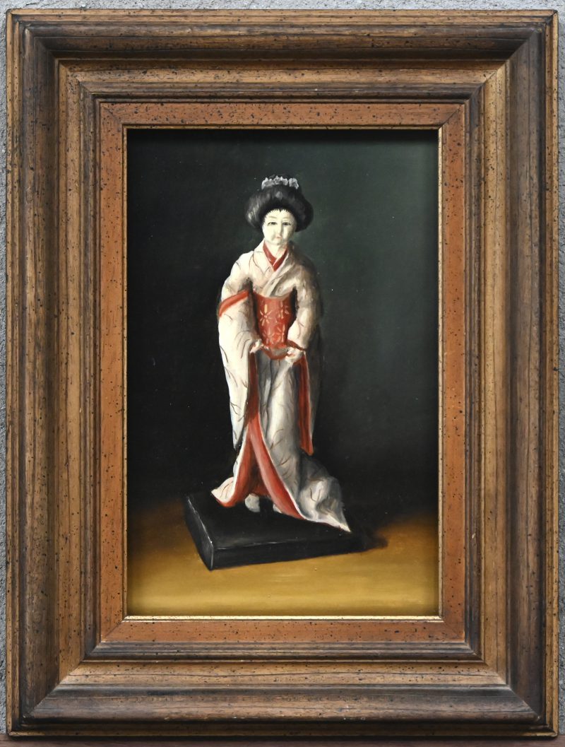 “Stilleven van een Geisha beeldje”. Een schilderij, olieverf op paneel. Achterzijde met opschrift vermelding “Luc Goossens”.