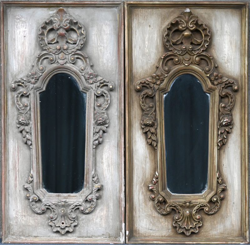 Een paar grijs gebeitste spiegels met rocaillelijst in reliëf.
