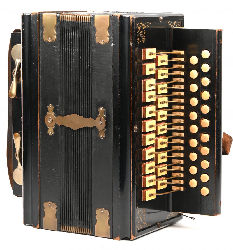“Lepel”, Een diatonisch accordeon uit hout, leder en brons. Vemoedelijk Duitse makelij. Eind XIXde eeuw.