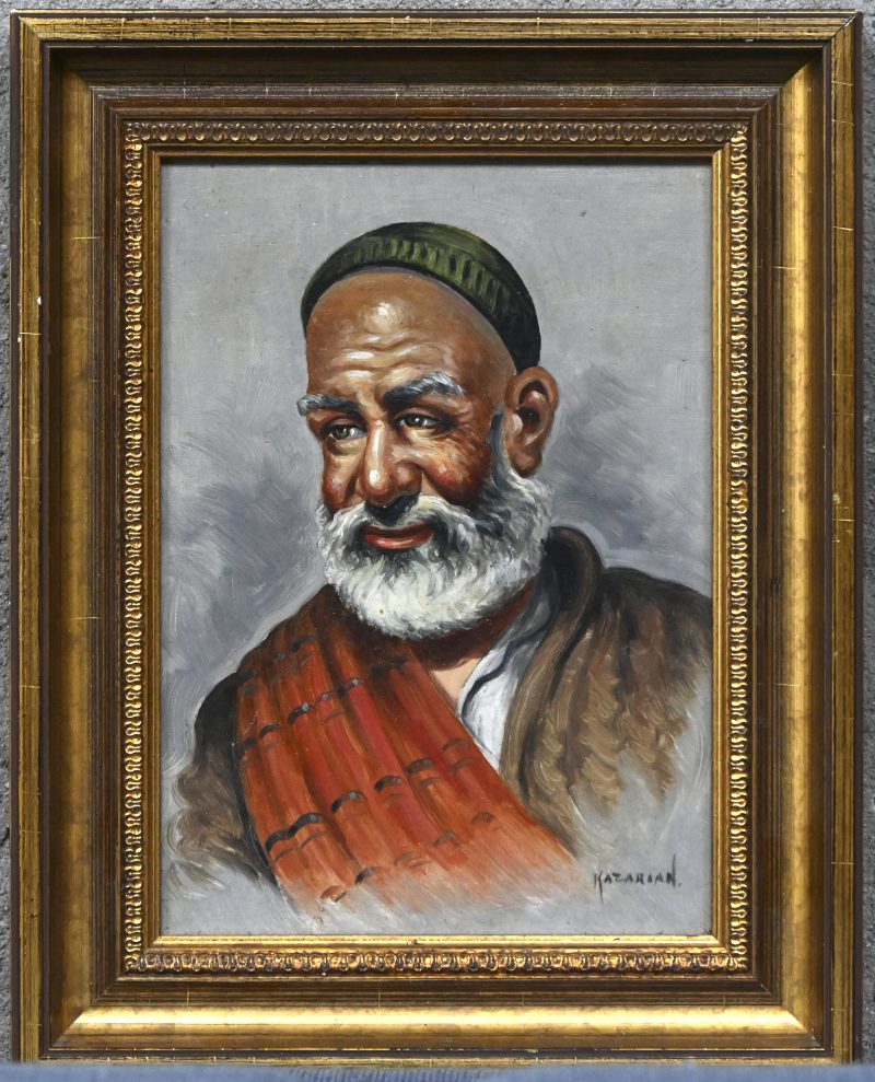 Een schilderij, olie op paneel, een Oosterse man met baard gesigneerd Kazarian.