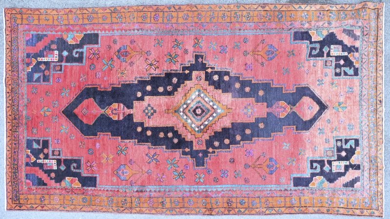 Een handgeknoopt Iraanse tapijt, Gemerkt MMZ, Made in Iran, genummerd 25657.
