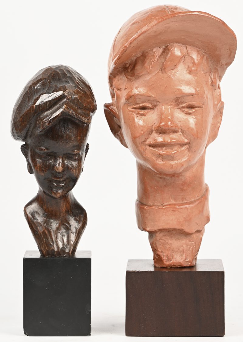 Een lot van 2 kinderhoofdjes waarvan een houten beeldje gesigneerd Patrick op sokkel en een terracotta hoofdje getekend P Sersté, Belgium, eveneens op sokkel.