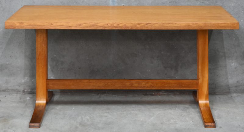 Een vintage houten Mid-Century design salontafel met plywood poten. Ontwerp door Ludvik Volak.