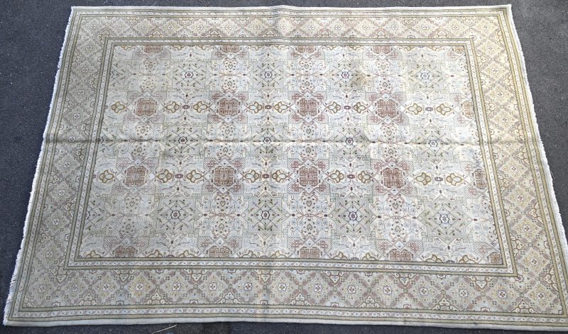 Een Iranees handgeknoopt Kashan tapijt met geometrische patronen.