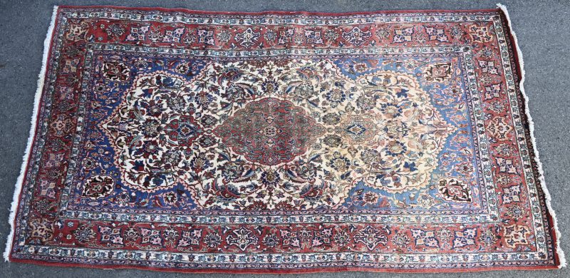 Een Iranees handgeknoopt Isfahan tapijt met floraal motief.