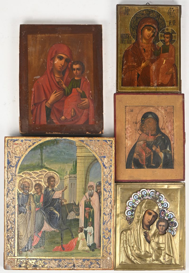 Een lot van vijf iconen met een varia aan heiligen.
