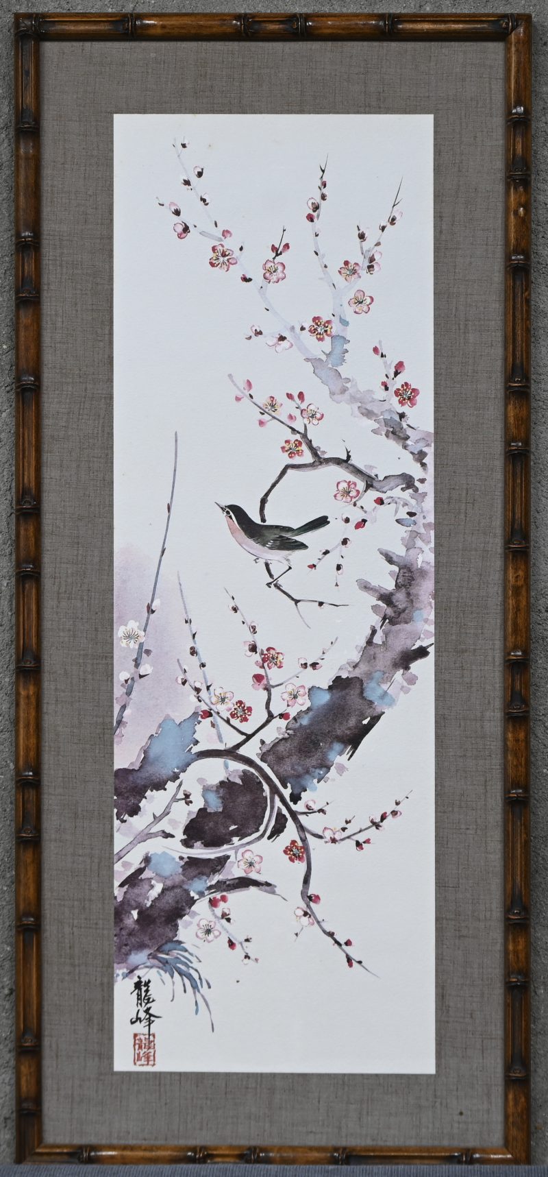 Een print van een Japanse aquarel met vogel op takken in bloesemtijd in faux bamboo kader.