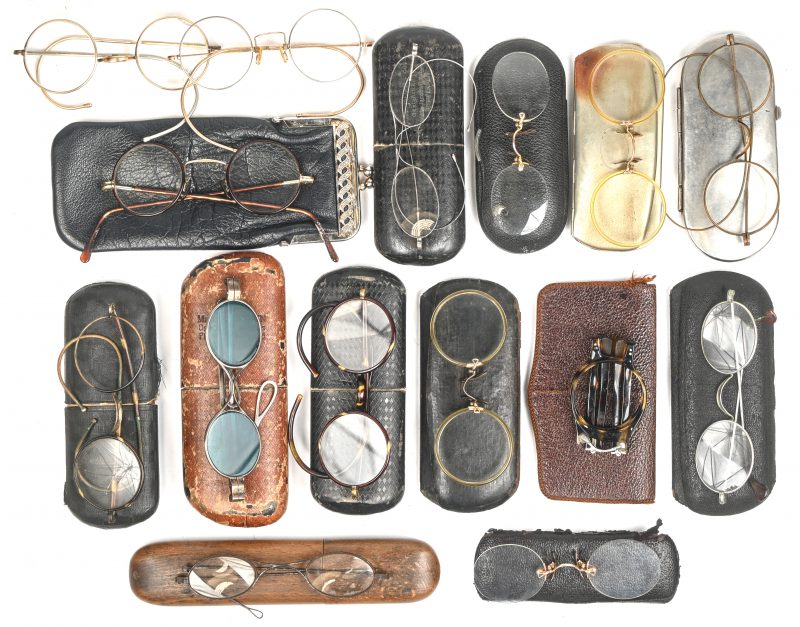 Een lot van 15 antieke brillen en brillenkokers, waarvan 3 stuks met een 14 karaat gouden neusbrug.