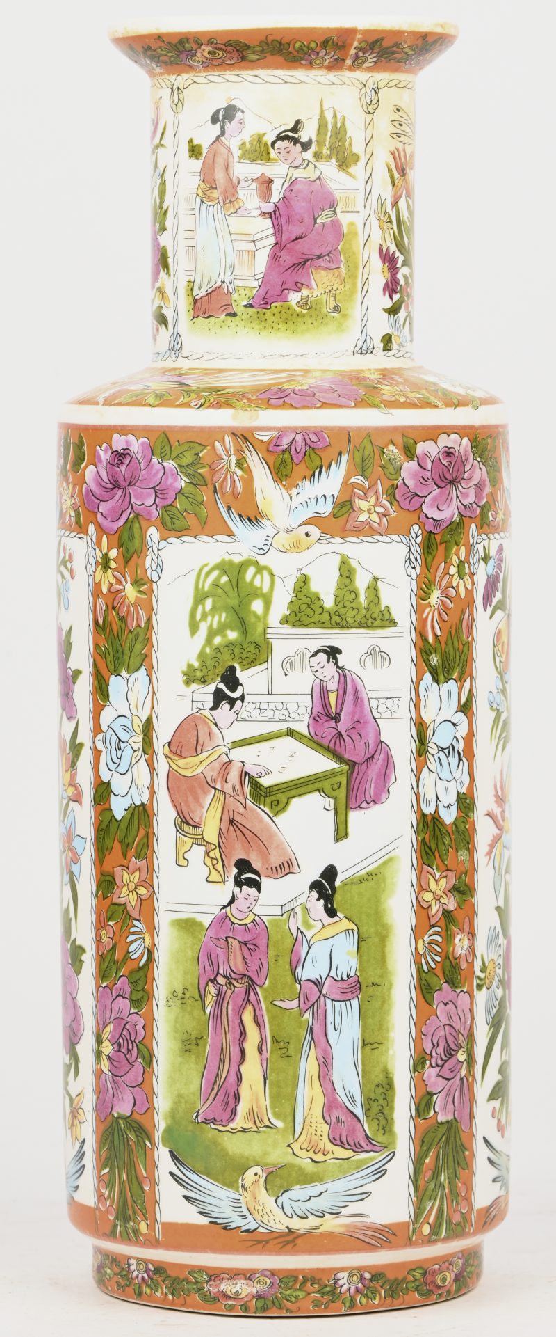 Een polychrome vaas van Chinees porselein met decor van figuren en bloemen.
