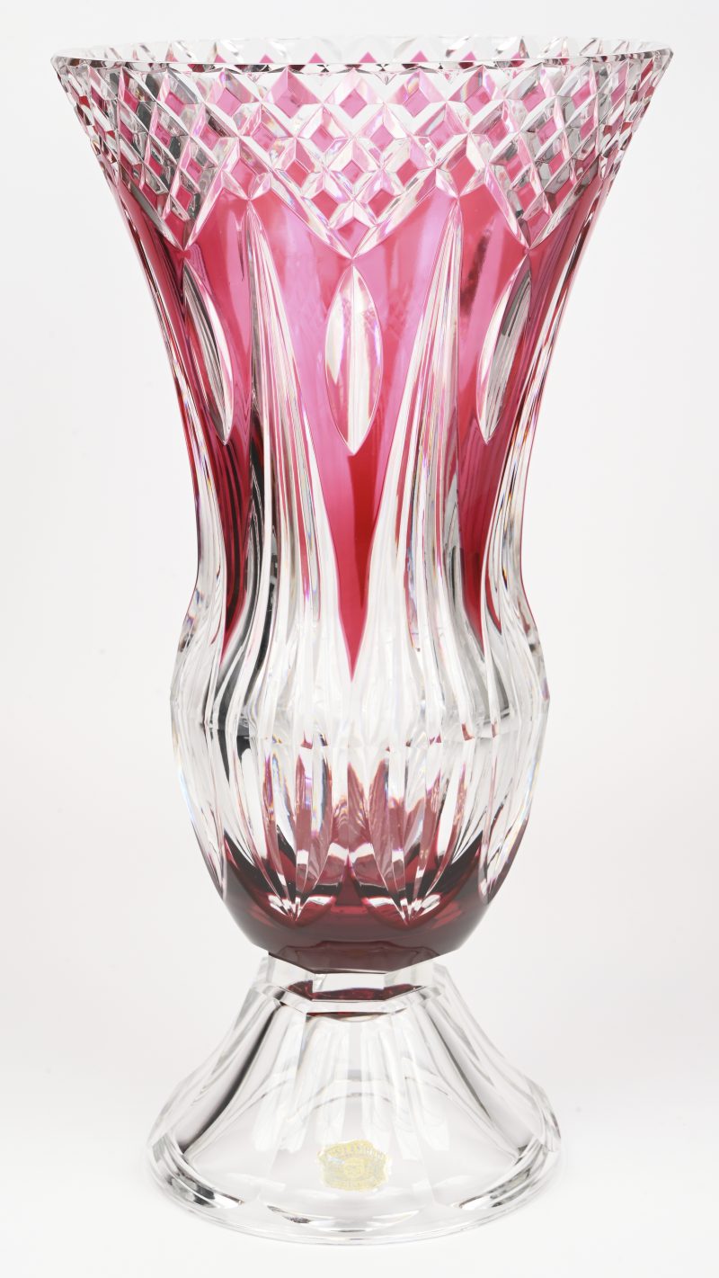 Een Val Saint Lambert vaas, rood en kleurloos kristal, model Pompadour, Leon Hallet. Staat in de catalogus van 1972. Gesigneerd en sticker aanwezig. Kleine schilferschade aan de onderkant.