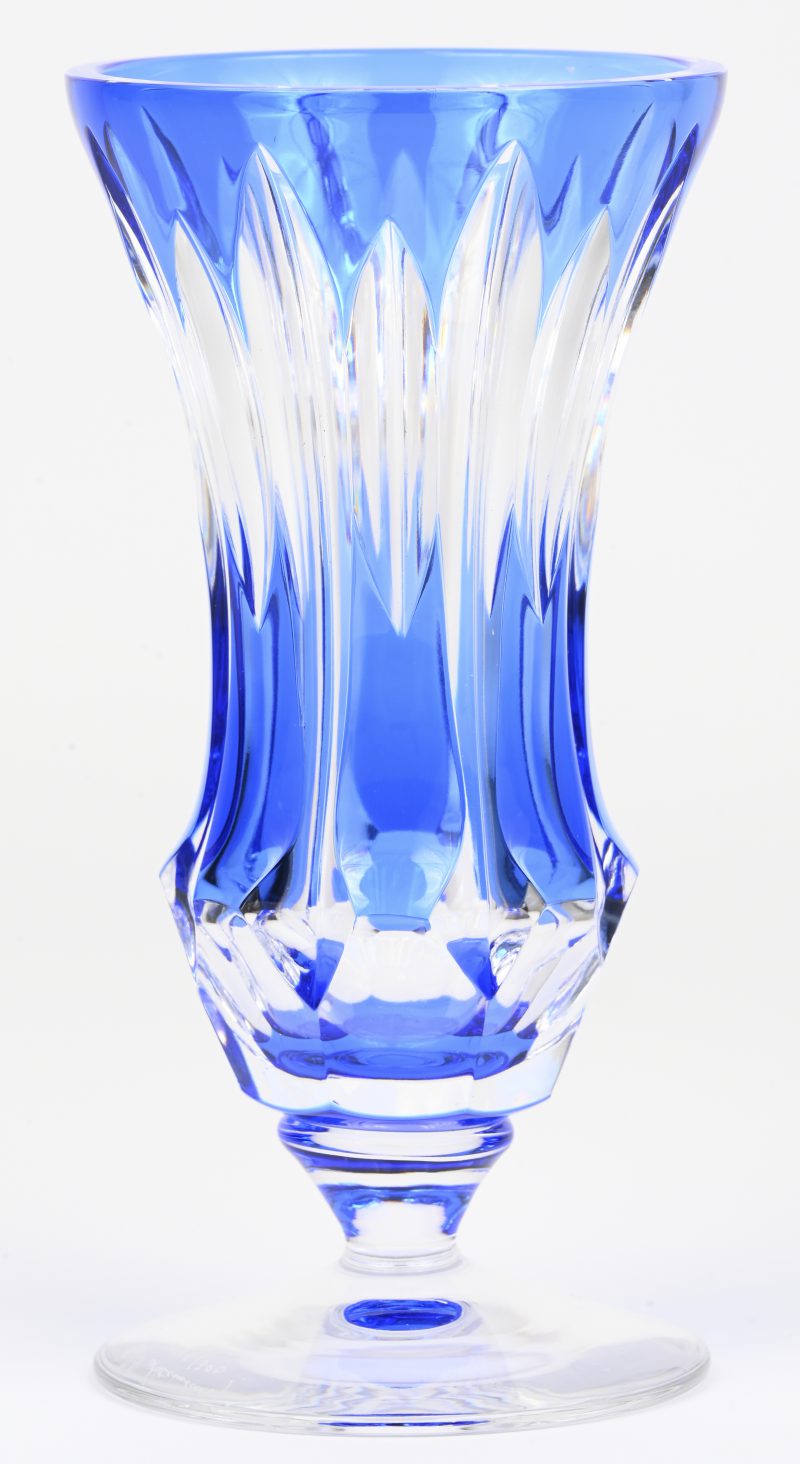 Een Val Saint Lambert vaas, blauw en kleurloos kristal, genummerd 141/300.