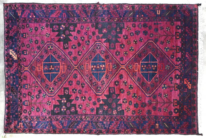 Een handgeknoopt Iraans tapijt, gemerkt Kuhi. Gestileerde nomadentekening in aparte kleuren. Met certificaat.
