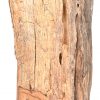 Een Afrikaans houten sculptuur, met meerdere figuren, gesneden uit één stuk.