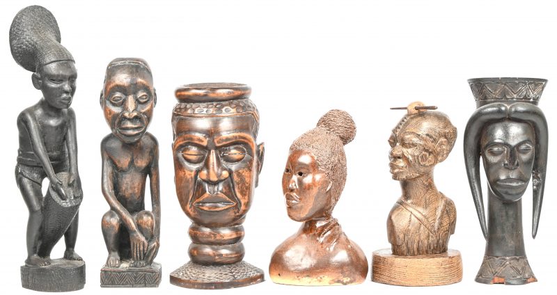 Een lot van zes Afrikaanse beeldjes. Vijf in hout en één in keramiek.
