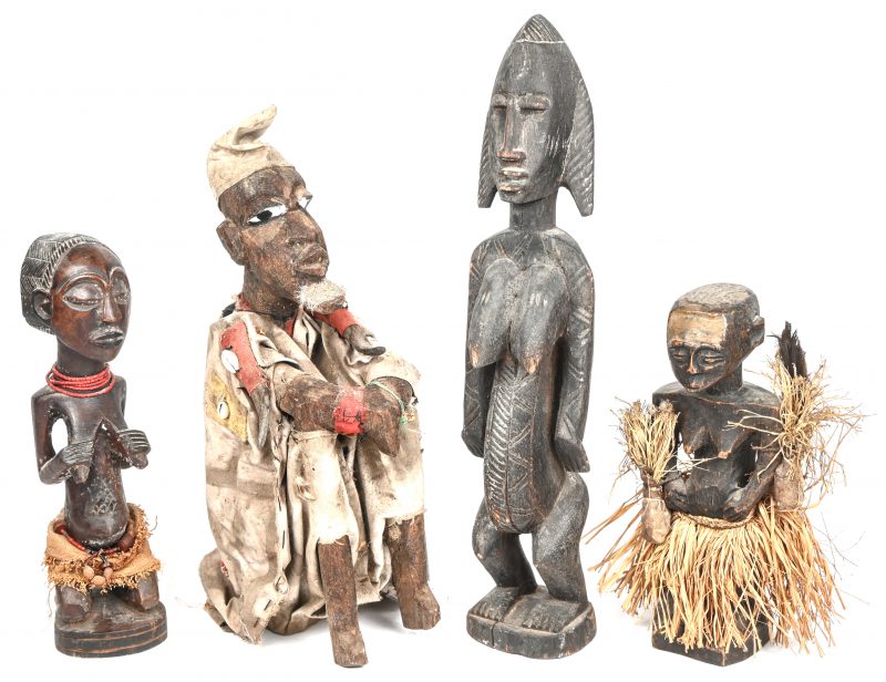 Een lot van vier houten Afrikaanse beeldjes.