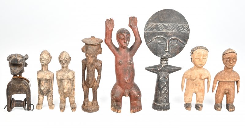 Een lot van acht Afrikaanse houten beeldjes van mensen, dieren en goden.