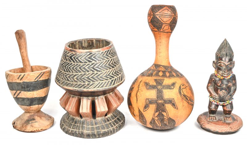 Een lot van drie Afrikaanse items bestaande uit: een houten pot met een figuur op het deksel uit Congo, een houten vijzel met stamper en een kalabas met snijwerk.