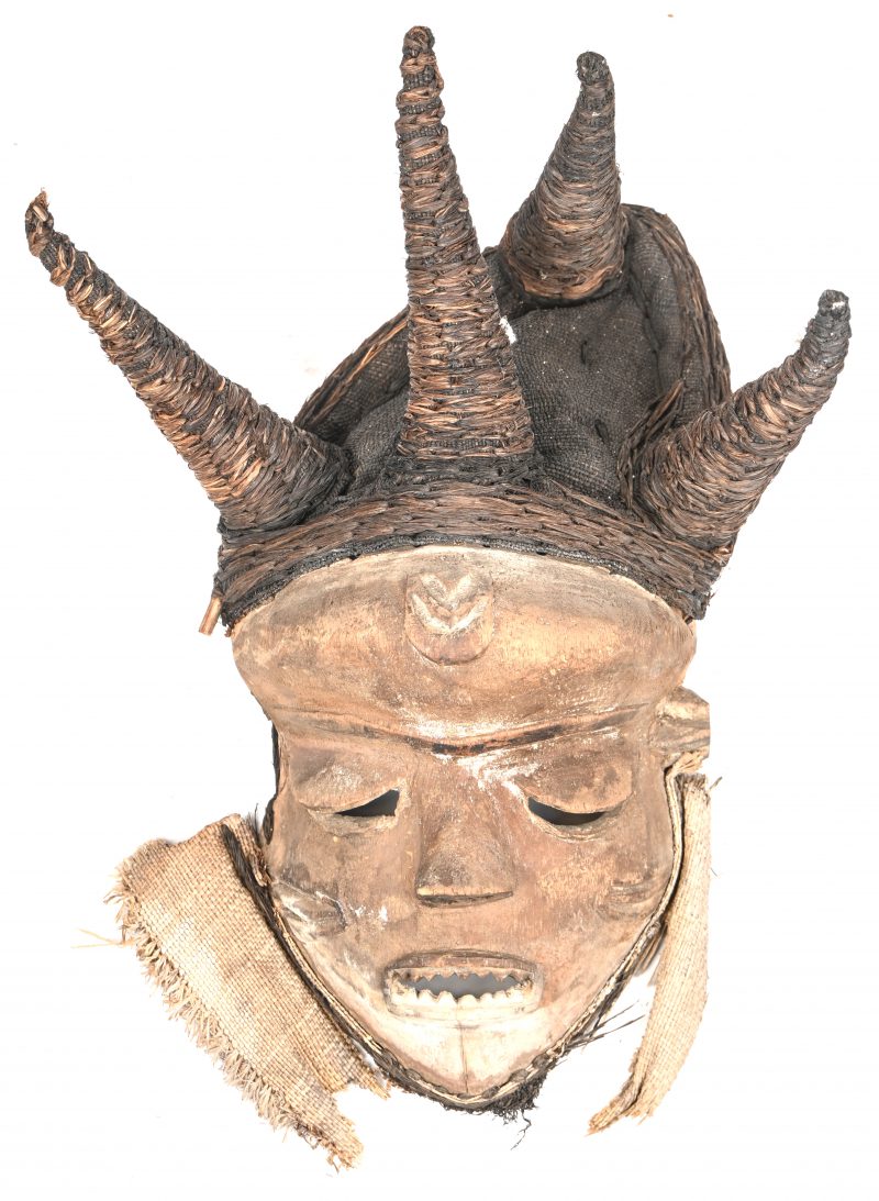 Een Afrikaans masker met een touwenkapsel.