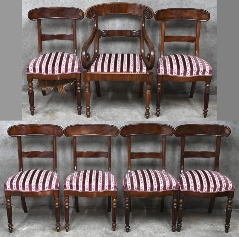 Een lot van 6 mahoniehouten stoelen en 1 gelijkende armstoel toegevoegd. 19e eeuws. Gestreepte stoffen zitting.
